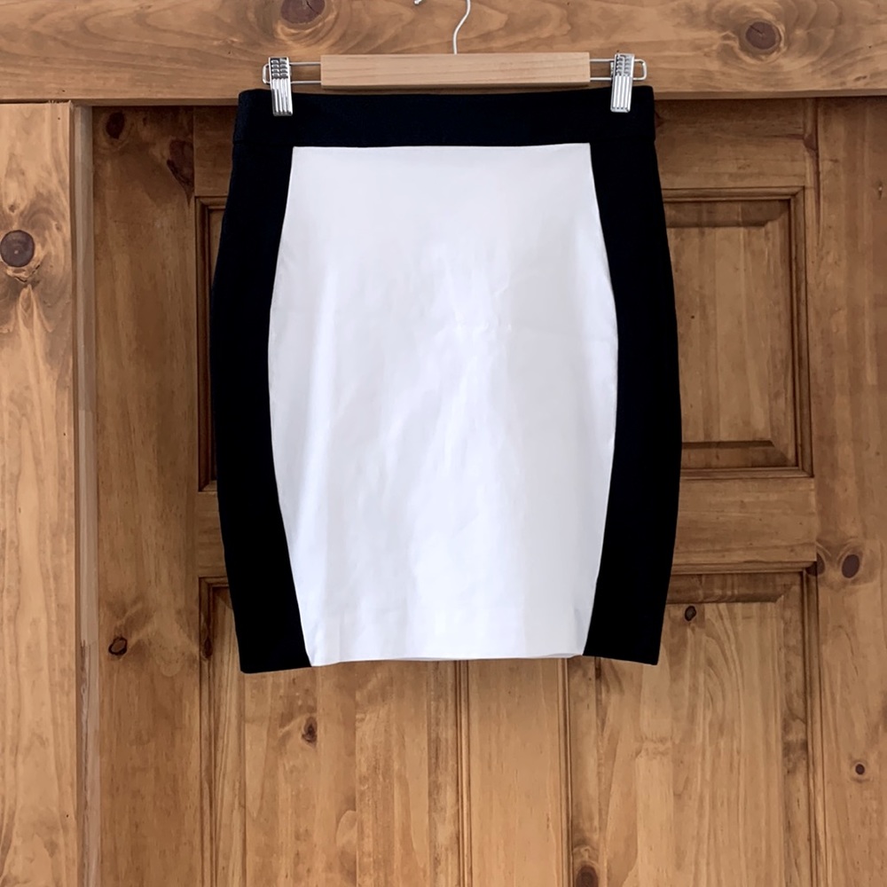 Le Château white skirt with black side panels, size 5/6